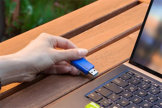 USB kľúč, 2 x 32GB, USB 3.2, 80/25MB/sec, VERBATIM "Store n Click", červená/modrá 7