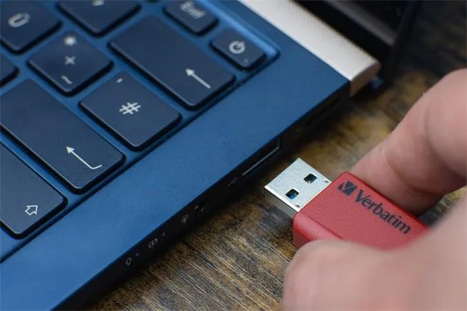 USB kľúč, 3 x 16GB, USB 3.2, 80/25MB/sec, VERBATIM "Store n Click", červená/modrá/žltá 4
