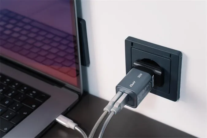 Sieťová nabíjačka, 1xUSB-C PD (35W), USB-A QC 3.0, EU/UK/US, GaN, VERBATIM 7